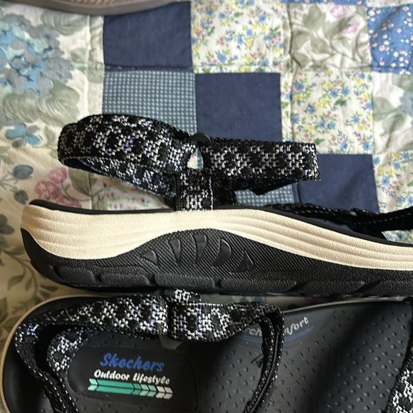 Ladies SKECHERS  Size 11 Sandals - Never Worn - Picture 3 of 8